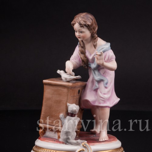 Фигурка из фарфора Девочка, кормящая птиц Capodimonte, Италия, вт. пол. 20 века.