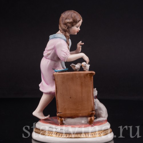 Фигурка из фарфора Девочка, кормящая птиц Capodimonte, Италия, вт. пол. 20 века.