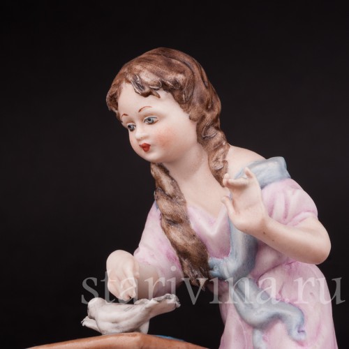 Фигурка из фарфора Девочка, кормящая птиц Capodimonte, Италия, вт. пол. 20 века.