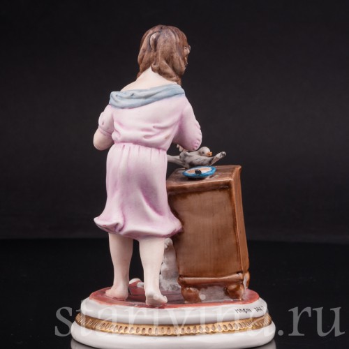 Фигурка из фарфора Девочка, кормящая птиц Capodimonte, Италия, вт. пол. 20 века.