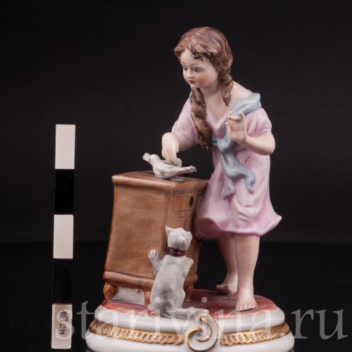 Фигурка из фарфора Девочка, кормящая птиц Capodimonte, Италия, вт. пол. 20 века.