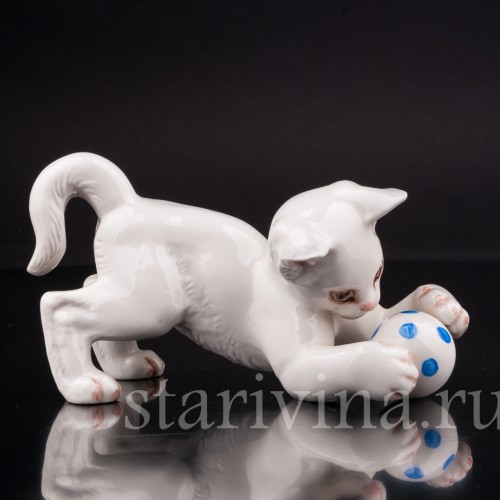 Фигурка из фарфора Котенок с мячиком Германия, нач. 20 в.