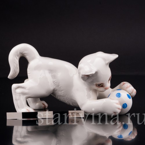 Фигурка из фарфора Котенок с мячиком Германия, нач. 20 в.