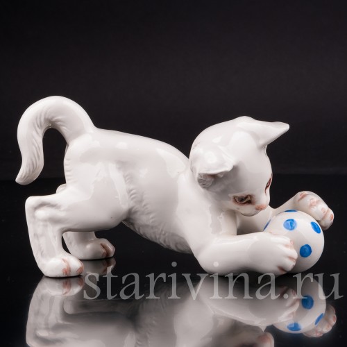 Фигурка из фарфора Котенок с мячиком Германия, нач. 20 в.