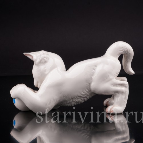 Фигурка из фарфора Котенок с мячиком Германия, нач. 20 в.