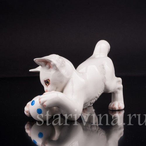 Фигурка из фарфора Котенок с мячиком Германия, нач. 20 в.