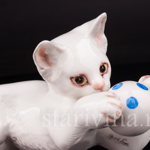 Фигурка из фарфора Котенок с мячиком Германия, нач. 20 в.