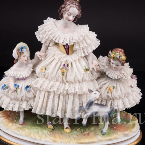 Фарфоровая статуэтка Девочки с козленком, кружевная Volkstedt, Германия, вт.пол. 20 в.