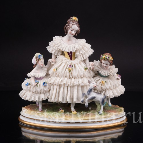 Фарфоровая статуэтка Девочки с козленком, кружевная Volkstedt, Германия, вт.пол. 20 в.