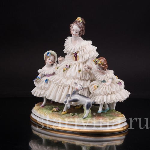 Фарфоровая статуэтка Девочки с козленком, кружевная Volkstedt, Германия, вт.пол. 20 в.