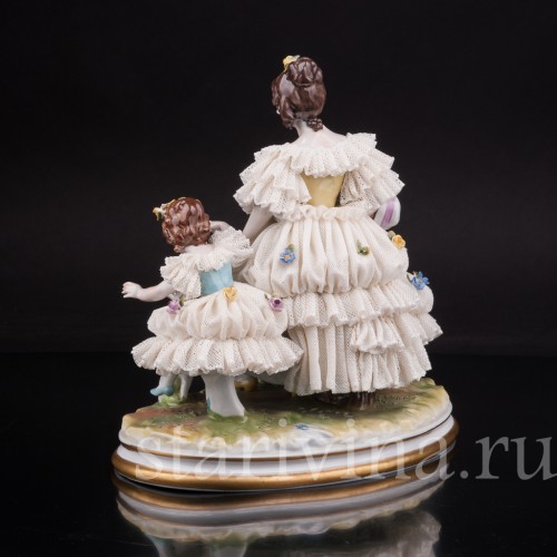 Фарфоровая статуэтка Девочки с козленком, кружевная Volkstedt, Германия, вт.пол. 20 в.