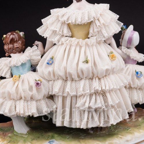 Фарфоровая статуэтка Девочки с козленком, кружевная Volkstedt, Германия, вт.пол. 20 в.