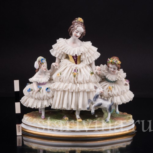 Фарфоровая статуэтка Девочки с козленком, кружевная Volkstedt, Германия, вт.пол. 20 в.