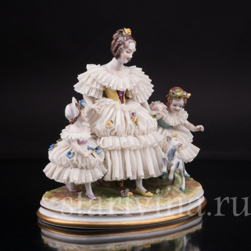 Фарфоровая статуэтка Девочки с козленком, кружевная Volkstedt, Германия, вт.пол. 20 в.