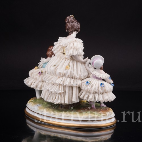 Фарфоровая статуэтка Девочки с козленком, кружевная Volkstedt, Германия, вт.пол. 20 в.