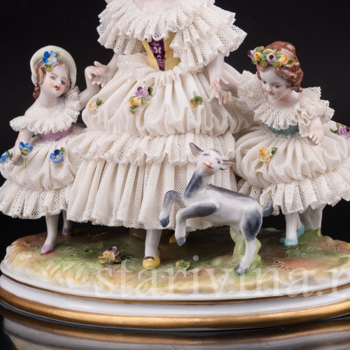Фарфоровая статуэтка Девочки с козленком, кружевная Volkstedt, Германия, вт.пол. 20 в.