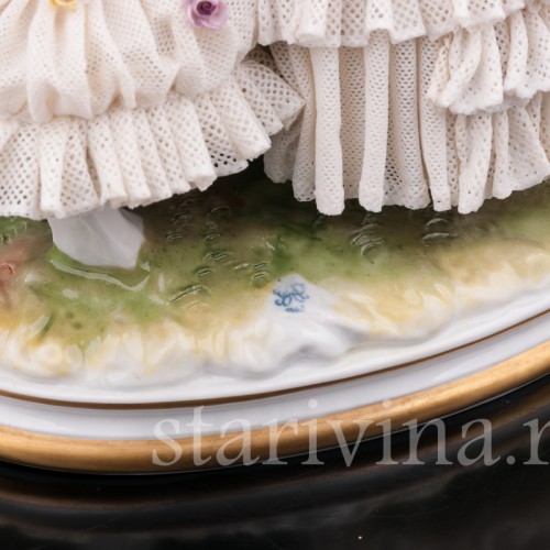 Фарфоровая статуэтка Девочки с козленком, кружевная Volkstedt, Германия, вт.пол. 20 в.