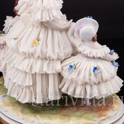 Фарфоровая статуэтка Девочки с козленком, кружевная Volkstedt, Германия, вт.пол. 20 в.