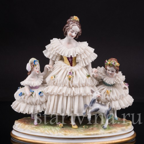 Фарфоровая статуэтка Девочки с козленком, кружевная Volkstedt, Германия, вт.пол. 20 в.