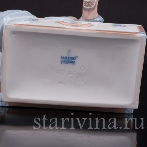 Фигурка из фарфора Малыш с мишкой Lladro, Испания, 2000 г.