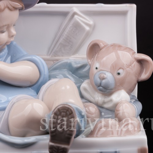 Фигурка из фарфора Малыш с мишкой Lladro, Испания, 2000 г.