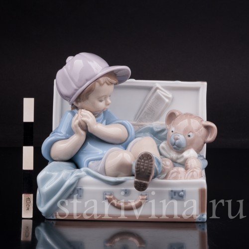 Фигурка из фарфора Малыш с мишкой Lladro, Испания, 2000 г.