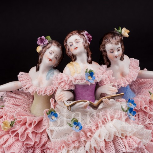 Фарфоровая статуэтка Три девушки с книжкой, кружевная Volkstedt, Германия, вт. пол. 20 в.