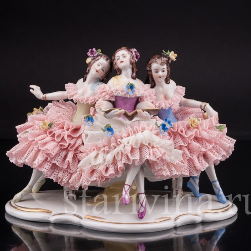 Фарфоровая статуэтка Три девушки с книжкой, кружевная Volkstedt, Германия, вт. пол. 20 в.