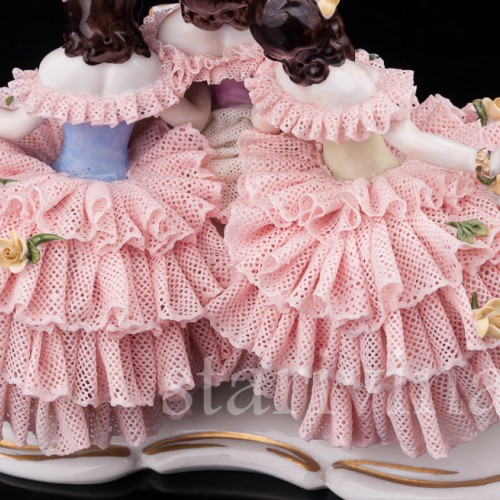 Фарфоровая статуэтка Три девушки с книжкой, кружевная Volkstedt, Германия, вт. пол. 20 в.