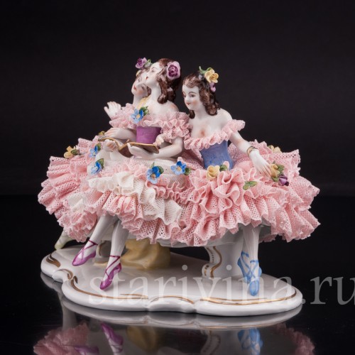 Фарфоровая статуэтка Три девушки с книжкой, кружевная Volkstedt, Германия, вт. пол. 20 в.