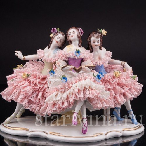Фарфоровая статуэтка Три девушки с книжкой, кружевная Volkstedt, Германия, вт. пол. 20 в.