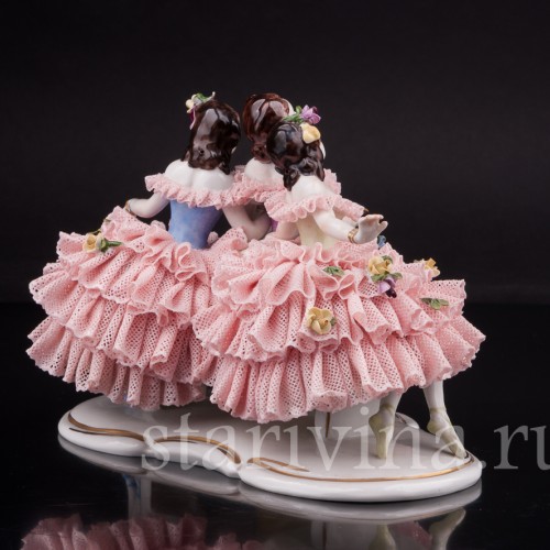 Фарфоровая статуэтка Три девушки с книжкой, кружевная Volkstedt, Германия, вт. пол. 20 в.