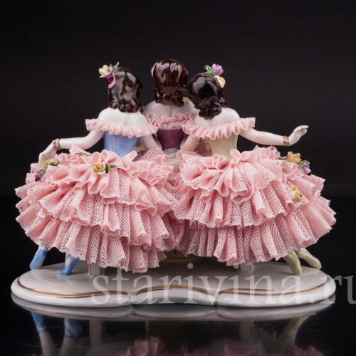 Фарфоровая статуэтка Три девушки с книжкой, кружевная Volkstedt, Германия, вт. пол. 20 в.