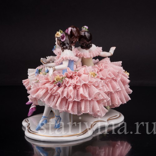 Фарфоровая статуэтка Три девушки с книжкой, кружевная Volkstedt, Германия, вт. пол. 20 в.