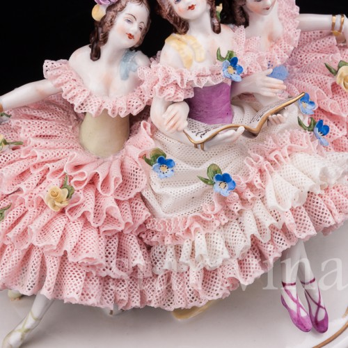 Фарфоровая статуэтка Три девушки с книжкой, кружевная Volkstedt, Германия, вт. пол. 20 в.