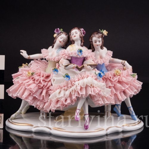 Фарфоровая статуэтка Три девушки с книжкой, кружевная Volkstedt, Германия, вт. пол. 20 в.