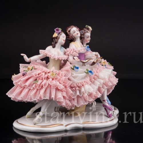 Фарфоровая статуэтка Три девушки с книжкой, кружевная Volkstedt, Германия, вт. пол. 20 в.