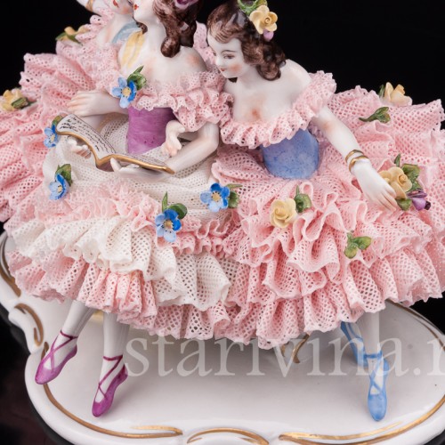 Фарфоровая статуэтка Три девушки с книжкой, кружевная Volkstedt, Германия, вт. пол. 20 в.