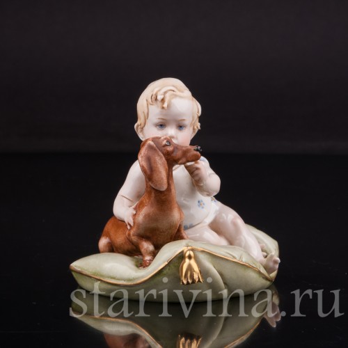 Фигурка из фарфора Малыш с таксой на подушке Giuseppe Cappe, Италия, сер. 20 века.