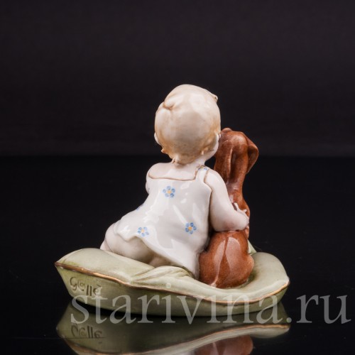 Фигурка из фарфора Малыш с таксой на подушке Giuseppe Cappe, Италия, сер. 20 века.