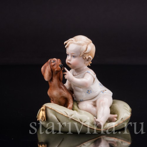 Фигурка из фарфора Малыш с таксой на подушке Giuseppe Cappe, Италия, сер. 20 века.