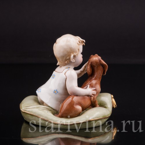 Фигурка из фарфора Малыш с таксой на подушке Giuseppe Cappe, Италия, сер. 20 века.