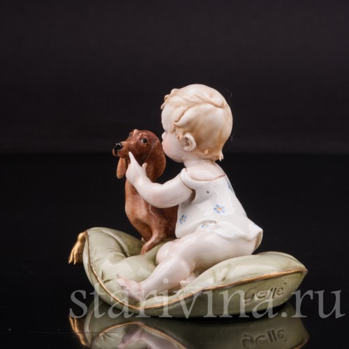Фигурка из фарфора Малыш с таксой на подушке Giuseppe Cappe, Италия, сер. 20 века.