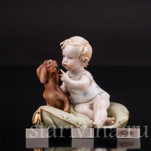 Фигурка из фарфора Малыш с таксой на подушке Giuseppe Cappe, Италия, сер. 20 века.