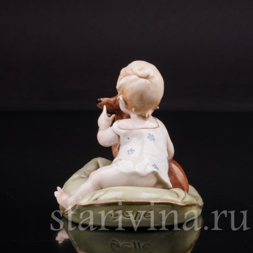 Фигурка из фарфора Малыш с таксой на подушке Giuseppe Cappe, Италия, сер. 20 века.