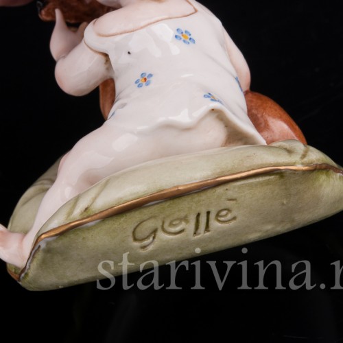 Фигурка из фарфора Малыш с таксой на подушке Giuseppe Cappe, Италия, сер. 20 века.