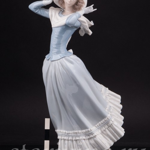 Фарфоровая статуэтка Девушка в шляпе Lladro, Испания, 1970 гг.