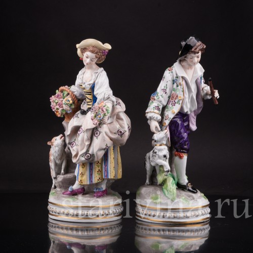Парные фарфоровые статуэтки Пара с овечкой и собачкой, Sitzendorf, Германия, Сер. - вт пол. 20 века.