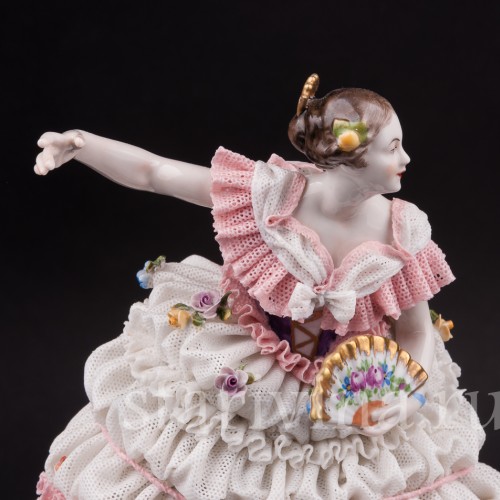 Статуэтка из фарфора Балерина с веером, кружевная, Volkstedt, Германия, вт. пол. 20 в.