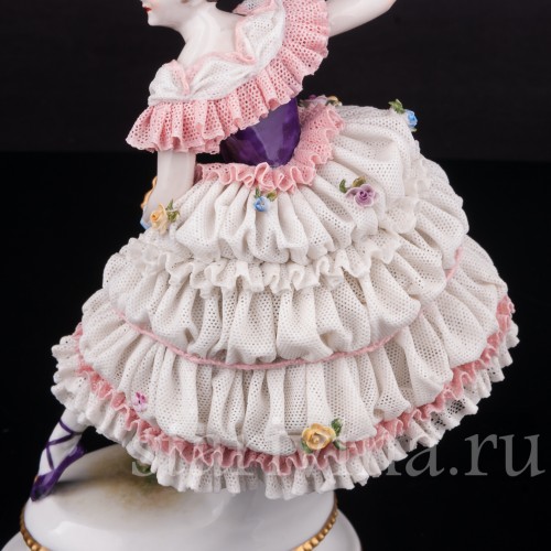 Статуэтка из фарфора Балерина с веером, кружевная, Volkstedt, Германия, вт. пол. 20 в.